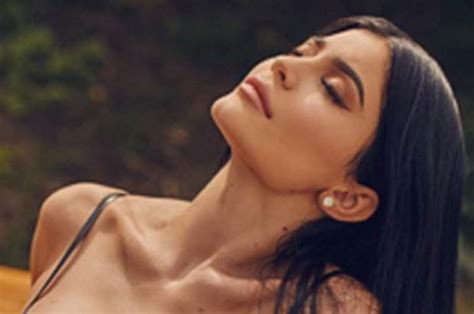 Kylie Jenner Instagram Flaunts Kuwtk Stars Chest Daily Star