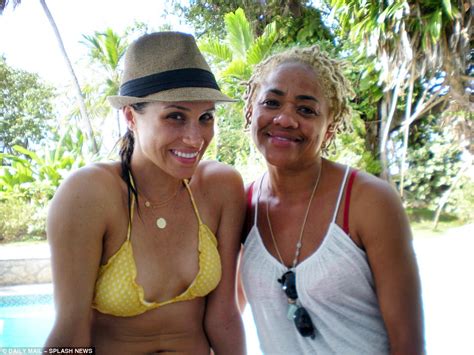 Meghan Markle Poses In A Yellow Bikini And Trilby Hat Daily Mail Online
