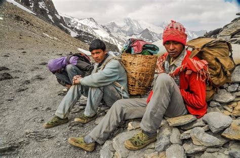 Népal Les Sherpas Ouvrent La Saison Descalade De Leverest El Watandz