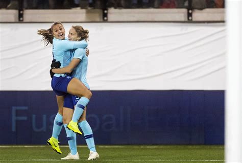 Het zwitsers voetbalelftal is een team van voetballers dat zwitserland vertegenwoordigt in internationale wedstrijden en competities. Oranjevrouwen pakken WK-ticket na 1-1 in Zwitserland - NRC