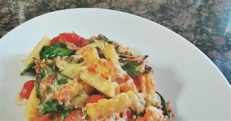 Pasta gratinada con espinacas y tomatinos cherry | Saltando la Dieta