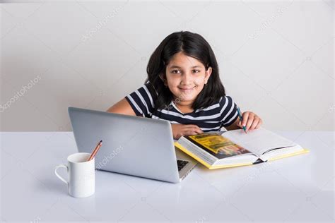 Niedliche Kleine Indische M Dchen Lernen Auf Laptop Asiatische Kleines