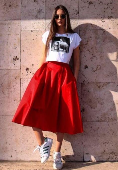 Celana panjang lurus gunakan stiletto atau pointed shoes agar proporsi tubuh terlihat seimbang. Cerah Bersemangat, Intip 7 Inspirasi Outfit Warna Merah ...