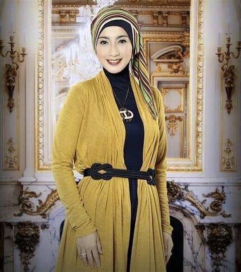 Desy ratnasari, s.psi., m.si., m.psi (lahir di sukabumi, jawa barat, 12 desember 1973; Padu-padan Busana Muslim ala Desy Ratnasari, Modis dan Awet Muda! : Okezone Muslim