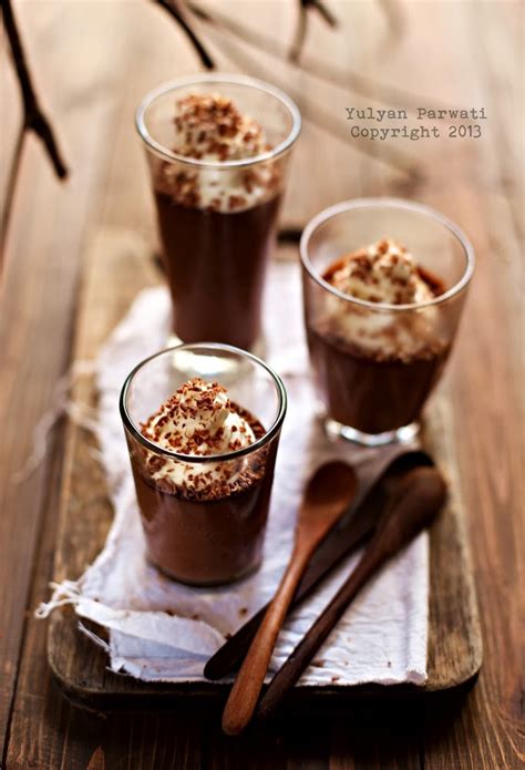 Selanjutnya masukan busa putih telur ke agar agar coklat yang masih hangat lalu aduk dan diamkan selama 20 menit b. Cooking With Love: Puding Coklat Cincau