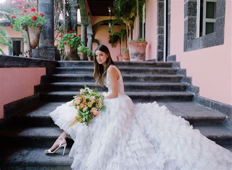 Since 2004, we've been connecting buyers and sellers of new, sample and used wedding dresses and bridal party gowns. Ruffle Skirt Lace Bodice Ball Gown Wedding Dress | Ball ...