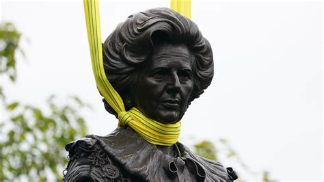 margaret thatcher statue egged and booed after being erected in grantham worldnewsera