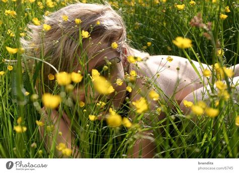 Akt im Grünen Frau Blume ein lizenzfreies Stock Foto von Photocase