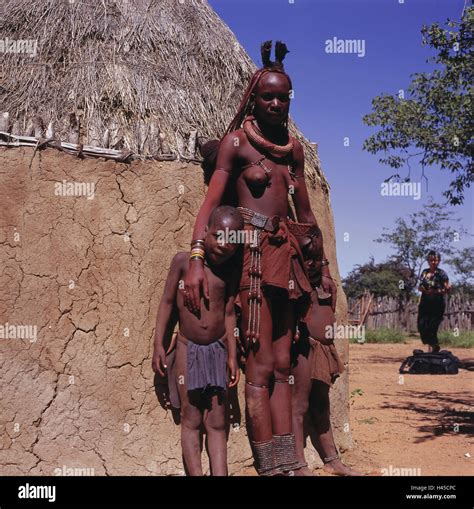 Kinder Des Himba Stammes Fotos Und Bildmaterial In Hoher Auflösung Alamy