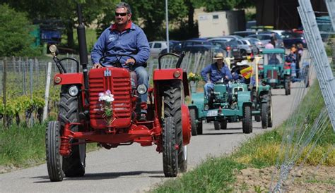 Alternativ kommen auch schubkarren und kinderwagen zum. Vatertag und Männertag: Bollerwagen und Bier auf deutschen ...