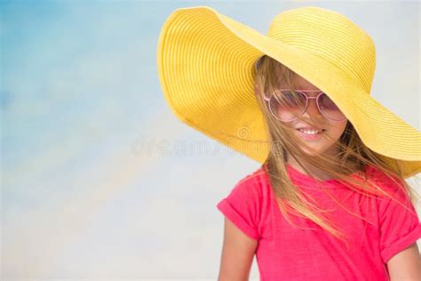 Urocza Mała Dziewczynka W Kapeluszu Przy Plażą Podczas Lata Zdjęcie Stock Obraz Złożonej Z