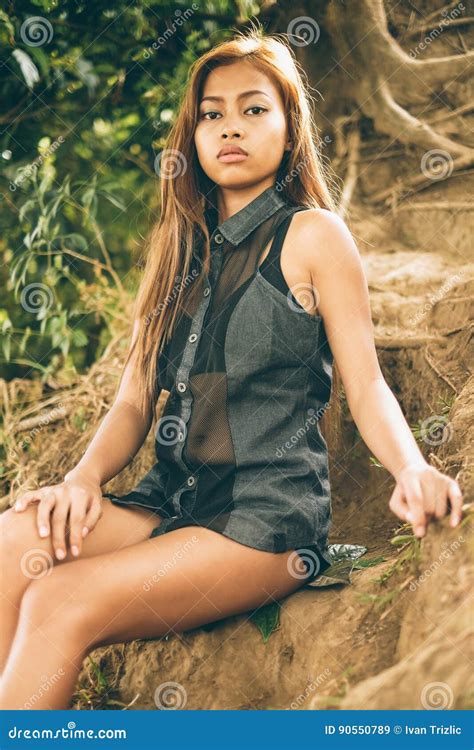 Jeune Fille Asiatique Sexy Et Belle Sasseyant Sur Lau Sol De Colline Image Stock Image Du