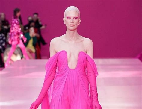 O Valentino βάζει παντού ροζ στην πασαρέλα Είναι το απόλυτο