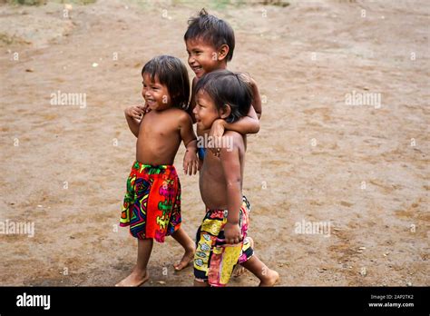 Hermosos Niños Jugando Y Posando Para El Turista En El Pueblo Indígena