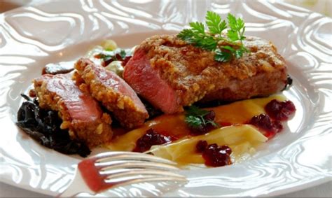 Filet de jeune sanglier en croûte de noix et ravioles de butternut