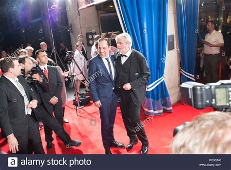Es öffnet dessen sohn georg (peter simonischek), der ihm sagt, der vater sei längst verstorben. Peter Simonischek Stockfotos und -bilder Kaufen - Alamy
