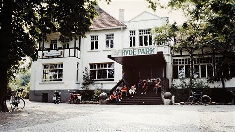 De brede boulevards met restaurants, riante binnentuinen. Hyde Park Osnabrück: Von Rock und Straßenschlacht | NDR.de ...