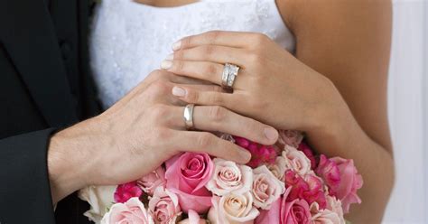 Aclarada la interrogante de cuál es la mano en la debe usarse el anillo de matrimonio, surge la curiosidad de ¿por qué debe llevarse en el dedo anular?, según una convincente explicación china los cinco dedos la mano simbolizan el núcleo. Pin en matrimonio