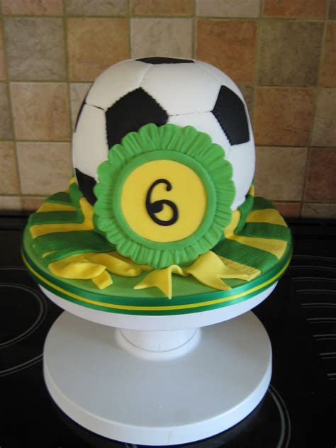 The world is falling apart in cooking. Football Cakes - Decoration Ideas | Little Birthday Cakes