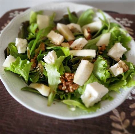 Lasciate riposare per circa 15 minuti, poi servite l' insalata multicolor con pere coscia. Insalata feta, noci e pere. | Il grembiulino Infarinato di Ale
