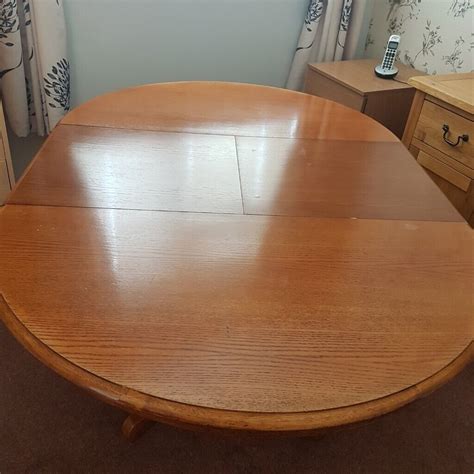 Reduced Extendable 6 Seater Oak Round Dining Table In Lydney