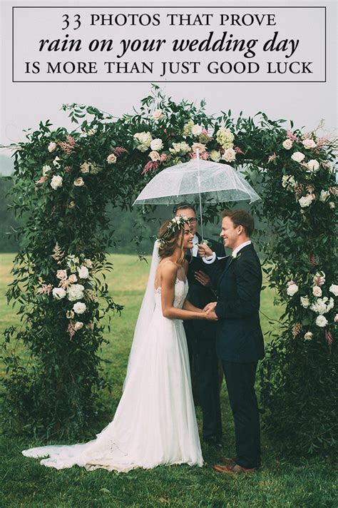 33 Photos That Prove Rain On Your Wedding Day Can Be More