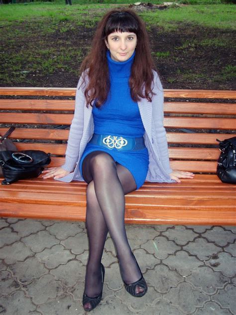 Шатенка на скамейке в голубом платье и колготках Лучшие фото девушек