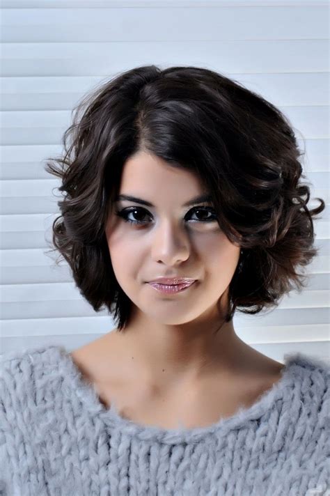 Best Short Haircuts For Women With Round Faces