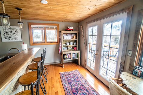 Here, you can spend your day appreciating the beauty of elks, deer, and buffalo that roam freely. Upriver Yellowstone Cabin - Gardiner, Montana