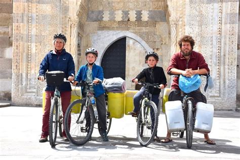 Bisikletleriyle dünya turuna çıkan Fransız aile Aksaray da mola verdi