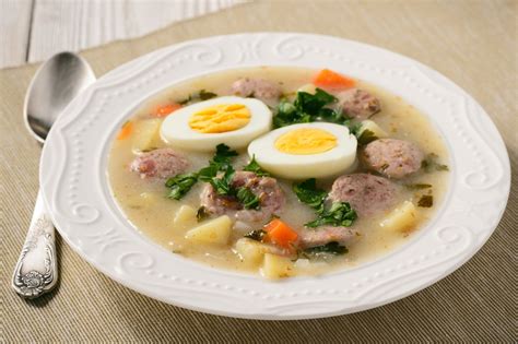 Żurek wielkanocny, tradycyjna zupa podawana na wielkanoc tylko na wywarze z białej kiełbasy. Żurek wielkanocny - Przepis na Żurek wielkanocny ...