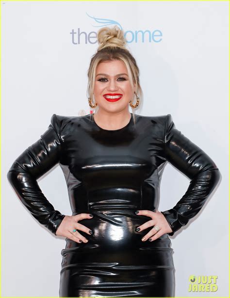 Kelly Clarkson Puts Slim Figure On Display In Form Fitting Dress Photo