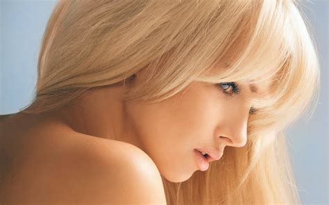 Download Blonde Hot Model Wallpaper
