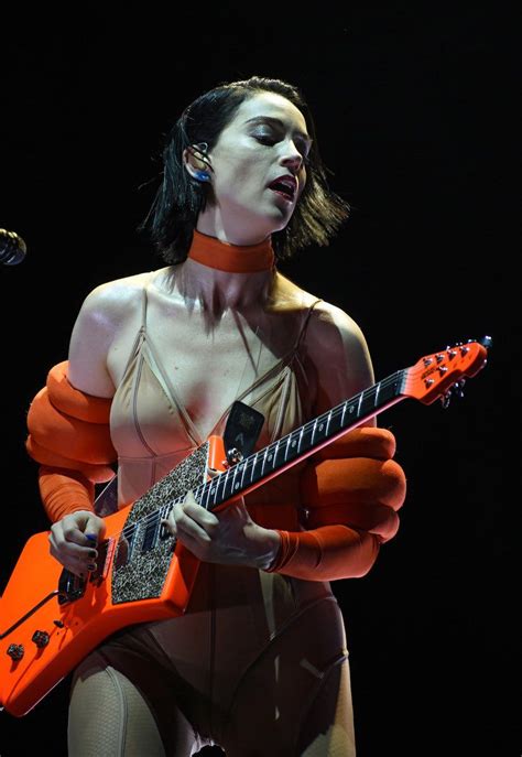 Pin By Vitoriano On Horizontes St Vincent Annie Clark Female Guitarist Celebrity Music