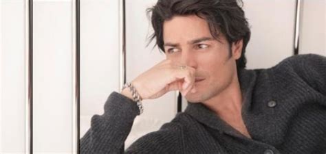 Ha vendido más de 50 millones de álbumes en todo el mundo, lo que lo convierte en uno de los artistas latinos con mayores ventas. Chayanne cumple 44 añitos