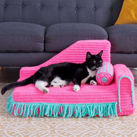 Red Hearts Latest Take On The Popular Kitty Cat Couch A ‘chaise
