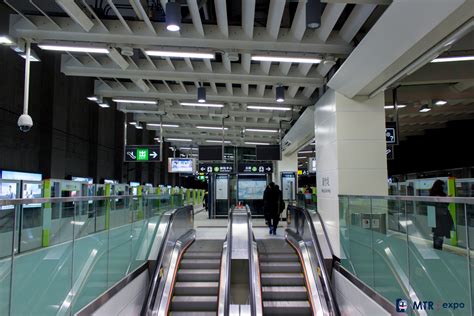 Subway surfers will give you speed sprint experience! 黃竹坑站 - Wong Chuk Hang Station