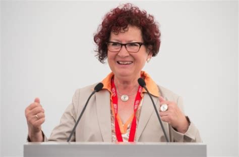 Sie gilt als bodenständig, authentisch, mit ihren bunten kleidern vielleicht ein wenig. Gerlinde Kretschmann hat als Tunnelpatin den offiziellen ...