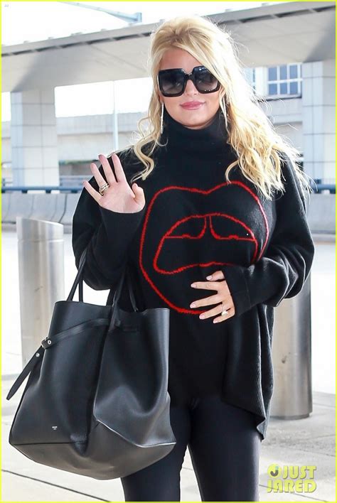 Pregnant Jessica Simpson Heads Out Of New York City Photo 4163797
