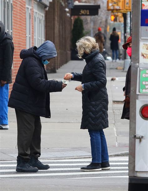 Susan Sarandon Jessica Lange Give Money To Homeless During Walk In Nyc Photo