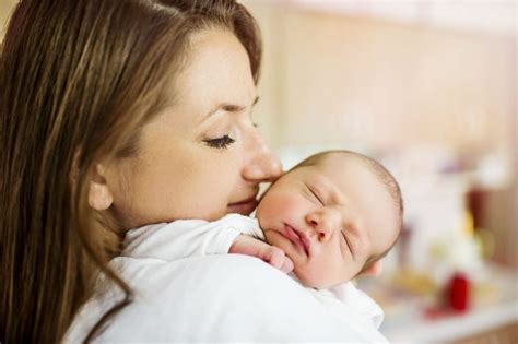 ¿cuál Es La Importancia De Darle Besos Y Abrazos Al Bebé