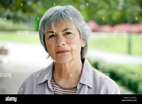 Frau 65 Jahre Alt Fotos Und Bildmaterial In Hoher Auflösung Alamy