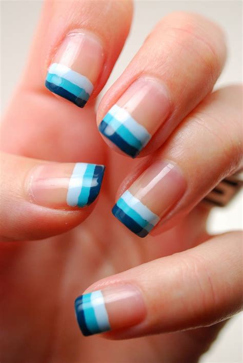 Uñas azul marino escarchadas y súper lindas. Diseños para decorar tus uñas con tonalidades de color azul