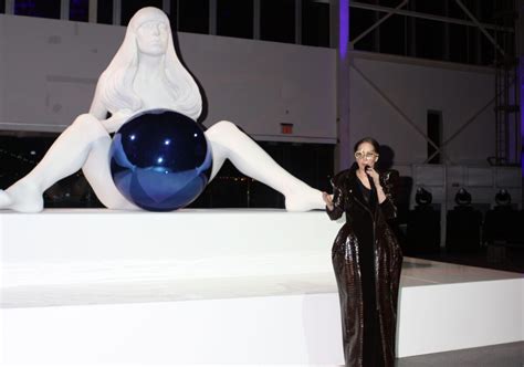 Vidéo Lady Gaga Devant Sa Statue Créée Par Jeff Koons Artrave La