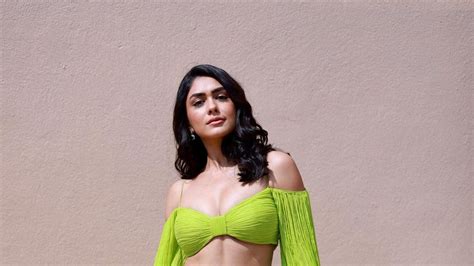 Mrunal Thakur Looks Sexy As She Flaunts Cleavage In Deep Neck Blouse See Her Sexiest Pics News18