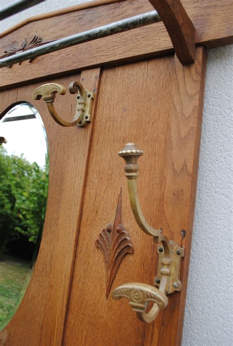 Ce porte manteau à patères au style retro apporte une note d'authenticité dans votre intérieur. Vestiaire porte manteau ancien en bois - Luckyfind