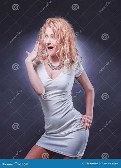 sexig ung blond kvinna i kort vit klnning isolerat fotografering för bildbyråer bild av mörkt