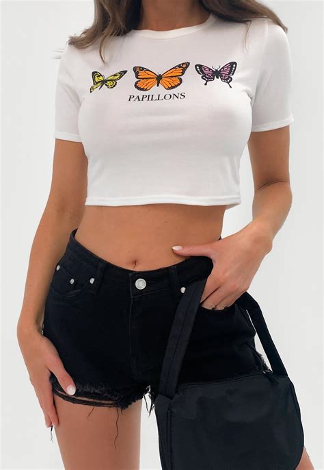 Crop T Shirt Mit Schmetterling Graphic Print In Weiß Missguided