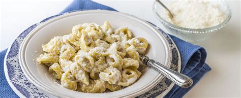 It's made with bacon, mushroom, cheese and a herb white wine cream sauce. Ricetta Tortellini alla panna | Agrodolce