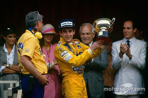 Podium Le Vainqueur Ayrton Senna Team Lotus Avec Le Directeur De
